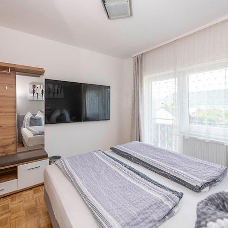 Gaestehaus Genf Velden am Woerthersee Bilik gambar