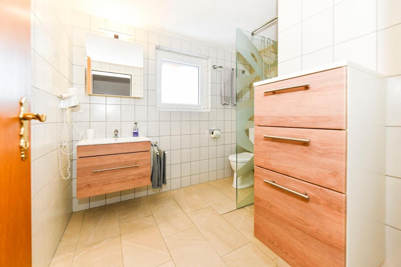 Gaestehaus Genf Velden am Woerthersee Luaran gambar