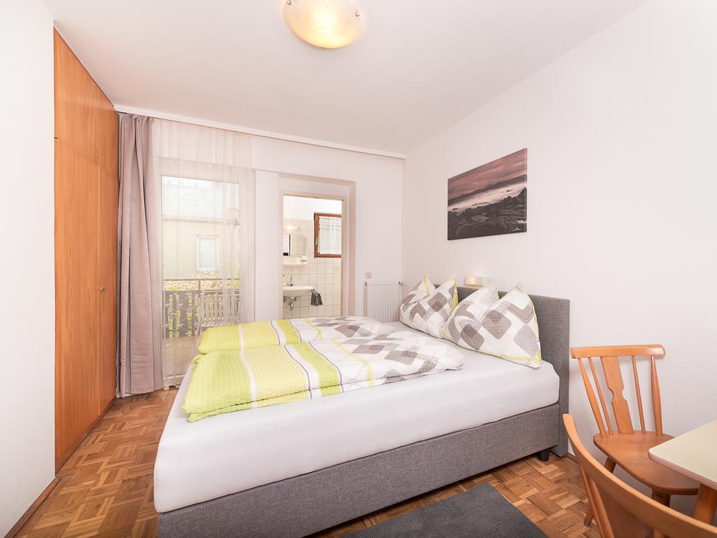 Gaestehaus Genf Velden am Woerthersee Bilik gambar