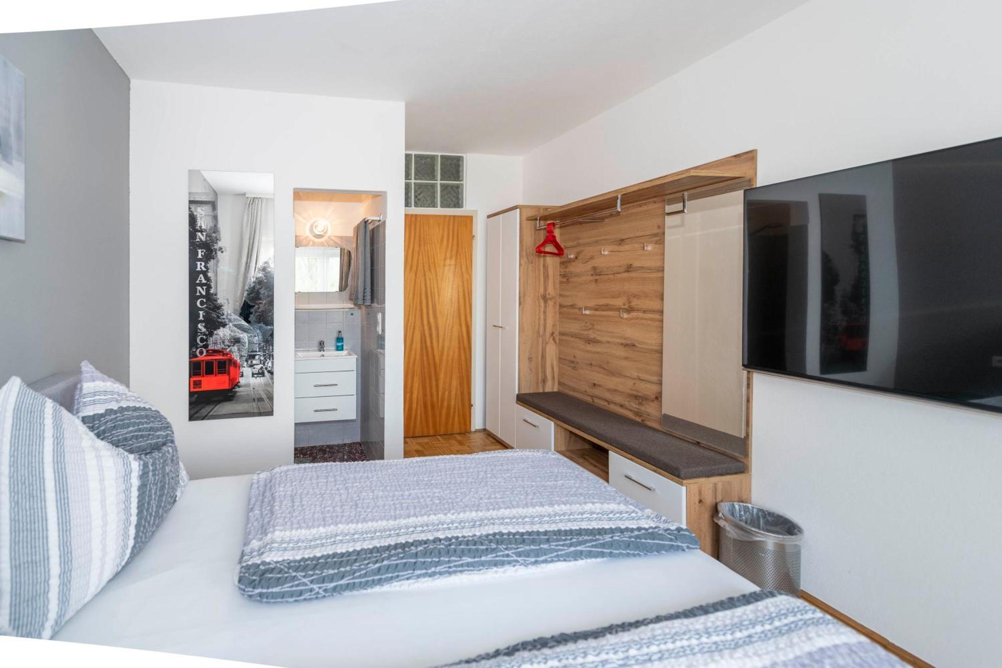 Gaestehaus Genf Velden am Woerthersee Bilik gambar