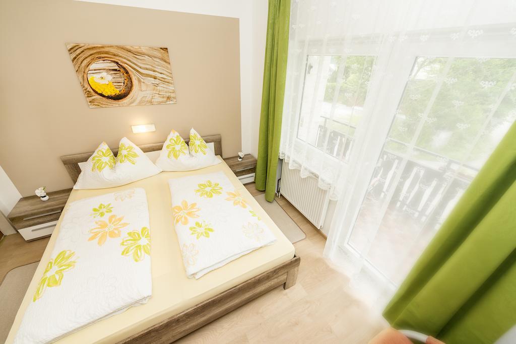 Gaestehaus Genf Velden am Woerthersee Bilik gambar