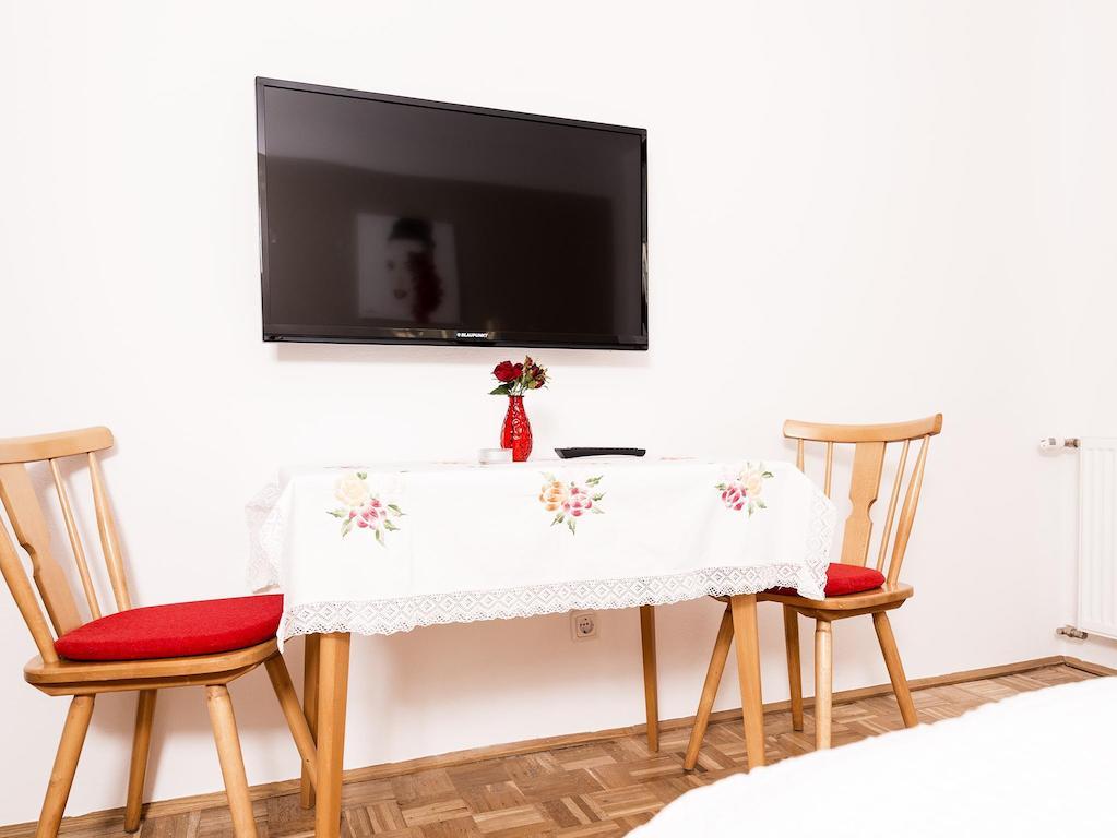 Gaestehaus Genf Velden am Woerthersee Bilik gambar